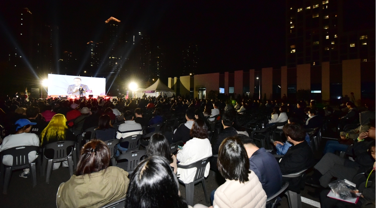 지난해 10월 문을 연 연수구 제2청사가 개청 1년 만에 총 11만 건이 넘는 민원을 처리하며 명실상부한 주민 밀착형 행정서비스 핵심 거점으로 자리매김했다